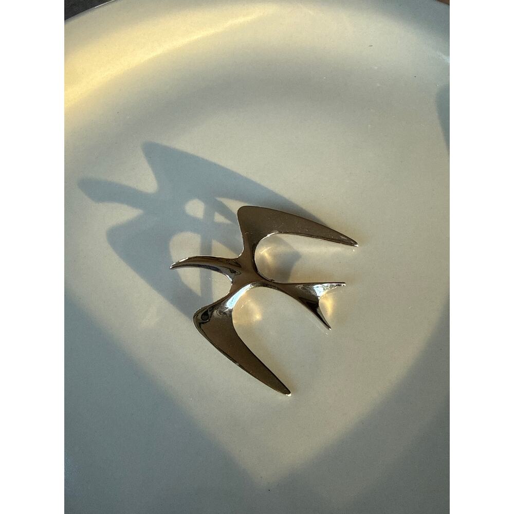 Sarah Coventry Trifari Bird in flight silver brooch